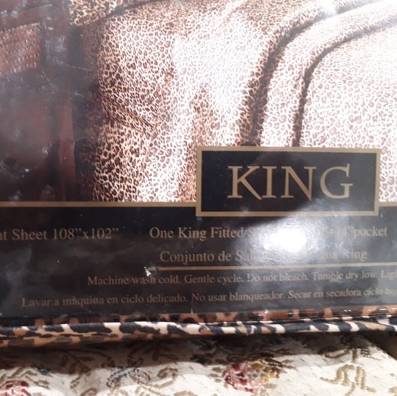 SOLD Luxury leopard print king satin sheet set - Picture 8 of 14